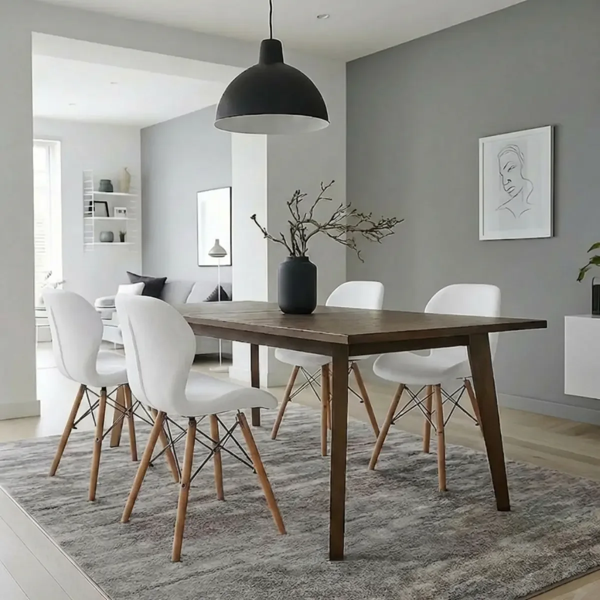 Comedor con mesa de madera y sillas blancas moldeadas con patas de madera