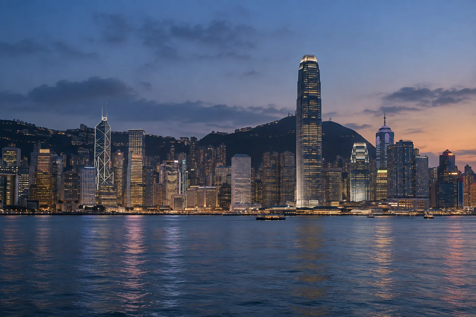 Skyline de Hong Kong sobre la bahía Victoria a la hora azul